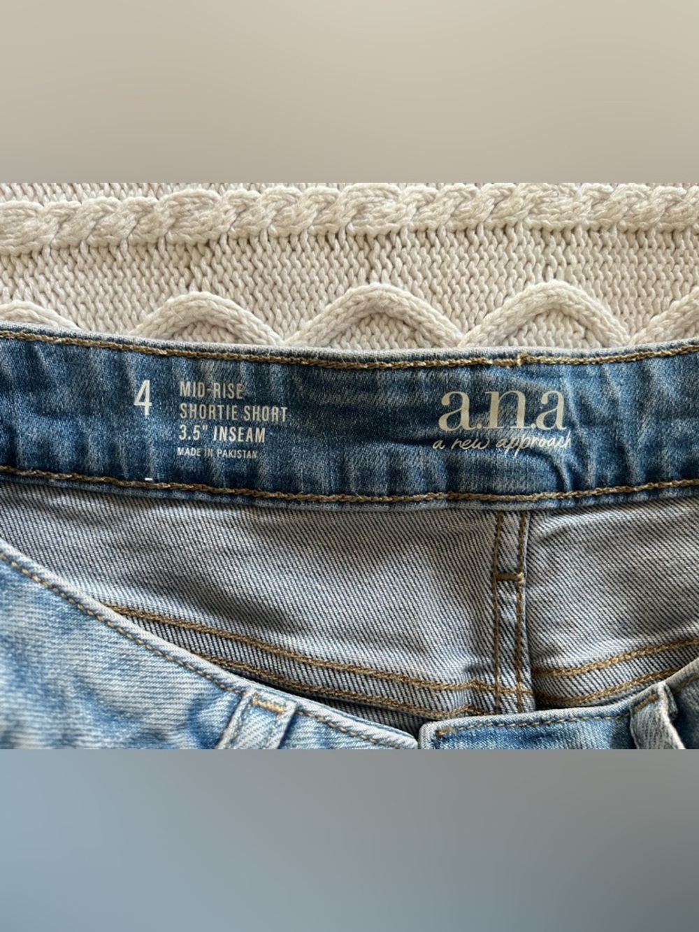 A.n.a. Lighter Wash Distressed Denim Mid-Rise Cutoff Shorts Women’s Size 4 - Picture 8 of 10